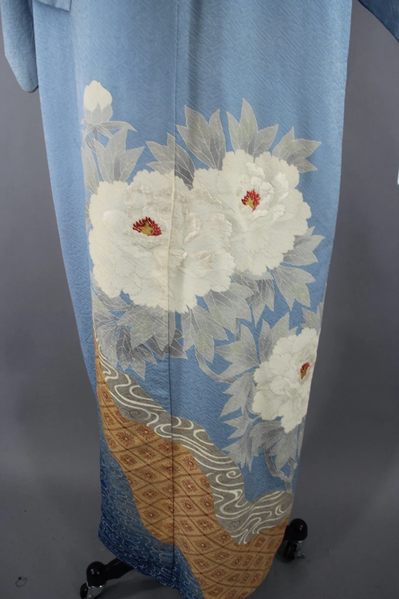 1950s Vintage Silk Kimono Robe / Sky Blue Embroidered Floral